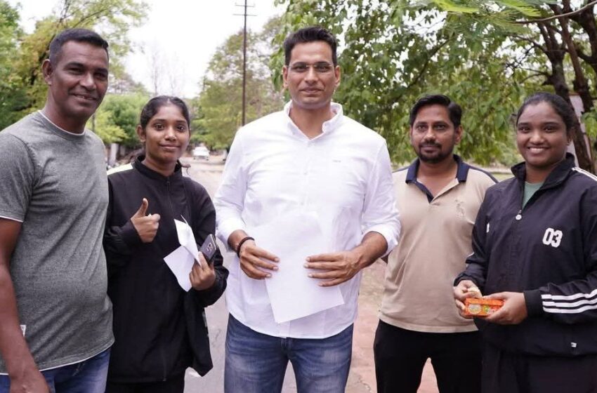 Bhilai News-टाउनशिप बार-बार बिजली गुल होने से लोग परेशान, विधायक से की शिकायत, कहा 12-14 घंटे तक बिजली गुल,नहीं सुनते अफसर …विधायक ने लिखा कलेक्टर को पत्र…विधायक देवेंद्र यादव ने सेक्टर 5 कार्यालय में लोगों से की भेंट मुलाकात
