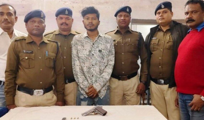  Big Crime News-अमेरिका निर्मित पिस्टल व जिंदा कारतूस के साथ पकड़ाया दुर्ग का मान्या…यूएसए निर्मित पिस्टल कहां से आई इसकी जांच कर रही है पुलिस…मुखबीर की सूचना पर पुलिस ने पकड़ा