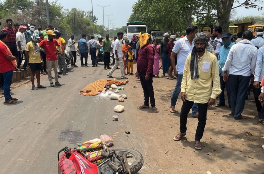  Accident- एेसी तस्वीरें और खबरें विचलित करती हैं… बेटे के साथ बोरिया गेट राशन लेनी गई मां कुछ देर बाद नहीं रही… हाईवा ने चपेट में लिया, पश्चिम बंगाल में पदस्थ सीआइएसएफ जवान की पत्नी थी मृतका… पुलिस सहायता केंद्र को लेकर भी उठाए सवाल