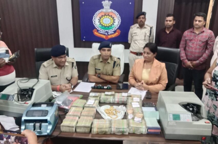  Big Crime Breaking- आनलाइन सट्टा गेमिंग एप में उपयोग होने वाले पैसों का करते थे हवाला…नोट को टोकन बनाकर, पासवर्ड की तरह करते थे इस्तेमाल…तीन आरोपी गिरफ्तार, 80 लाख रुपये व नोट गिनने की तीन मशीन जब्त…जानिए पुलिस को कैसे मिला क्लू और कौन है हवाला कारोबारी दिनेश भाई व्यास